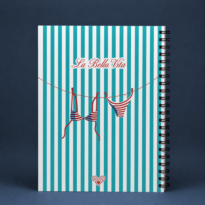 Cuaderno La Bella Vita SOS Original 2026 - Detalle ilustración contraportada