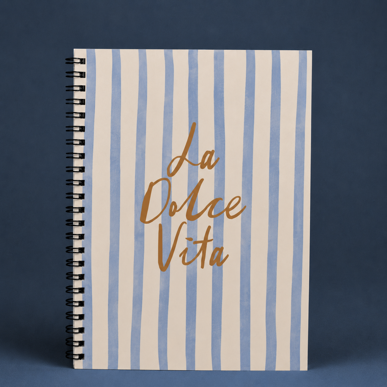 Cuaderno La Dolce Vita SOS Original 2026 - Vista frontal pasta dura diseño italiano